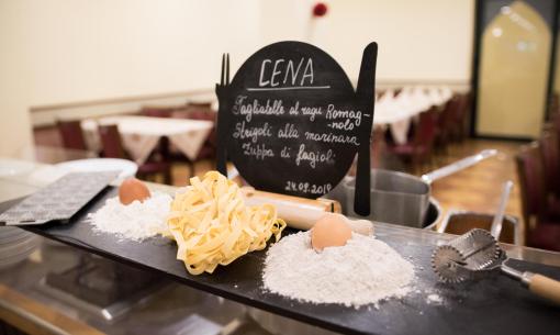 Pasta fresca fatta a mano con uova e farina.