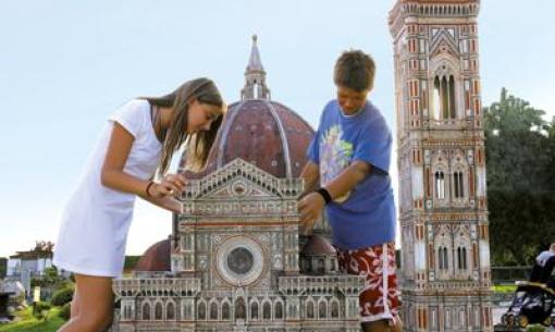 Bambini osservano un modello del Duomo di Firenze.
