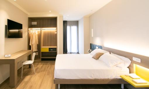 Camera moderna, luminosa, accogliente con letto spazioso e arredi eleganti.