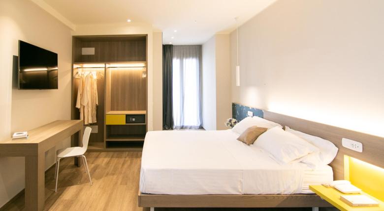 Camera moderna, luminosa, accogliente con letto spazioso e arredi eleganti.